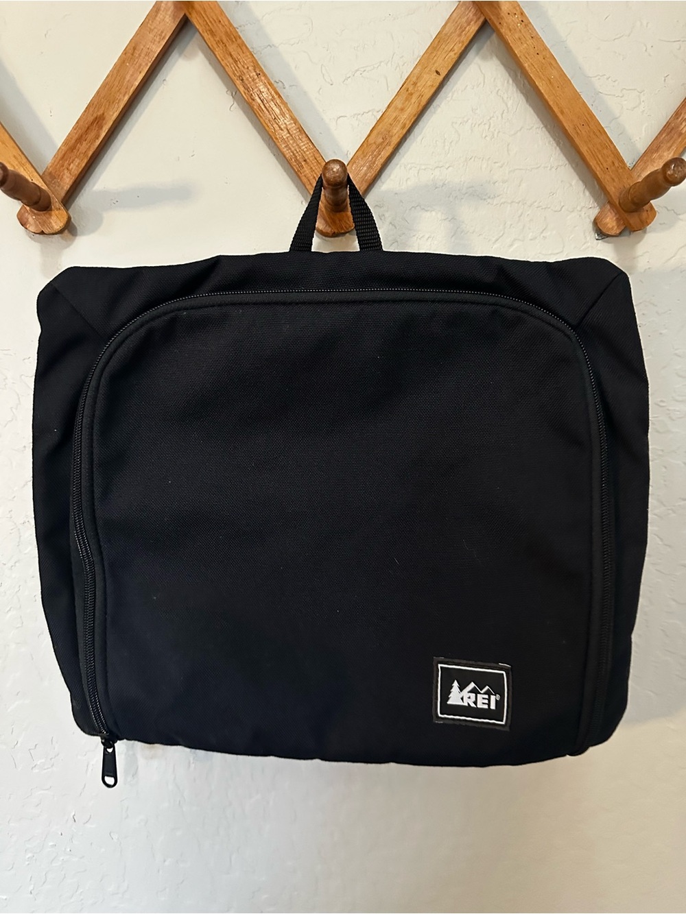 REI Black Hanging Toiletry Bag Dopp Kit